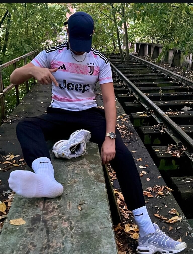 Communityfoto: sportswear en sneakers op een trap buiten
